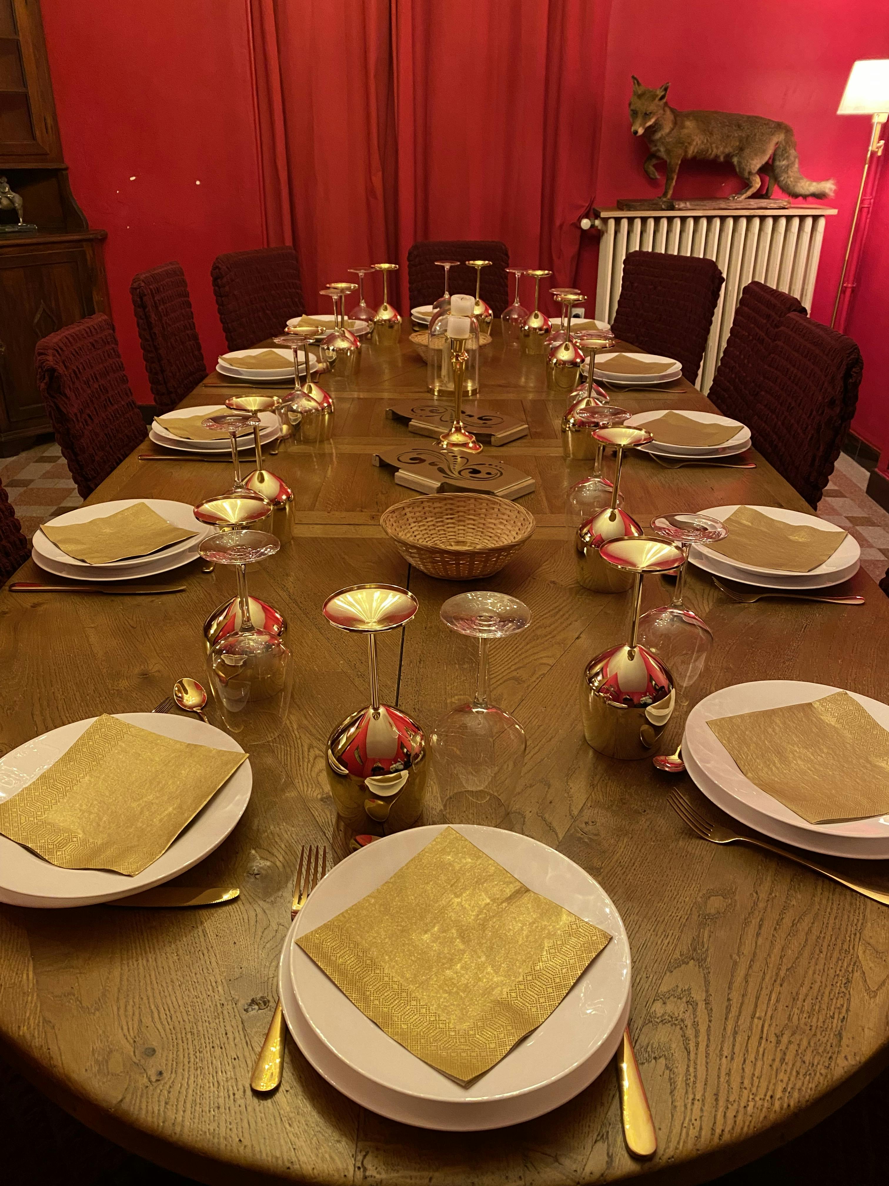 Salle à manger de la loge écarlate