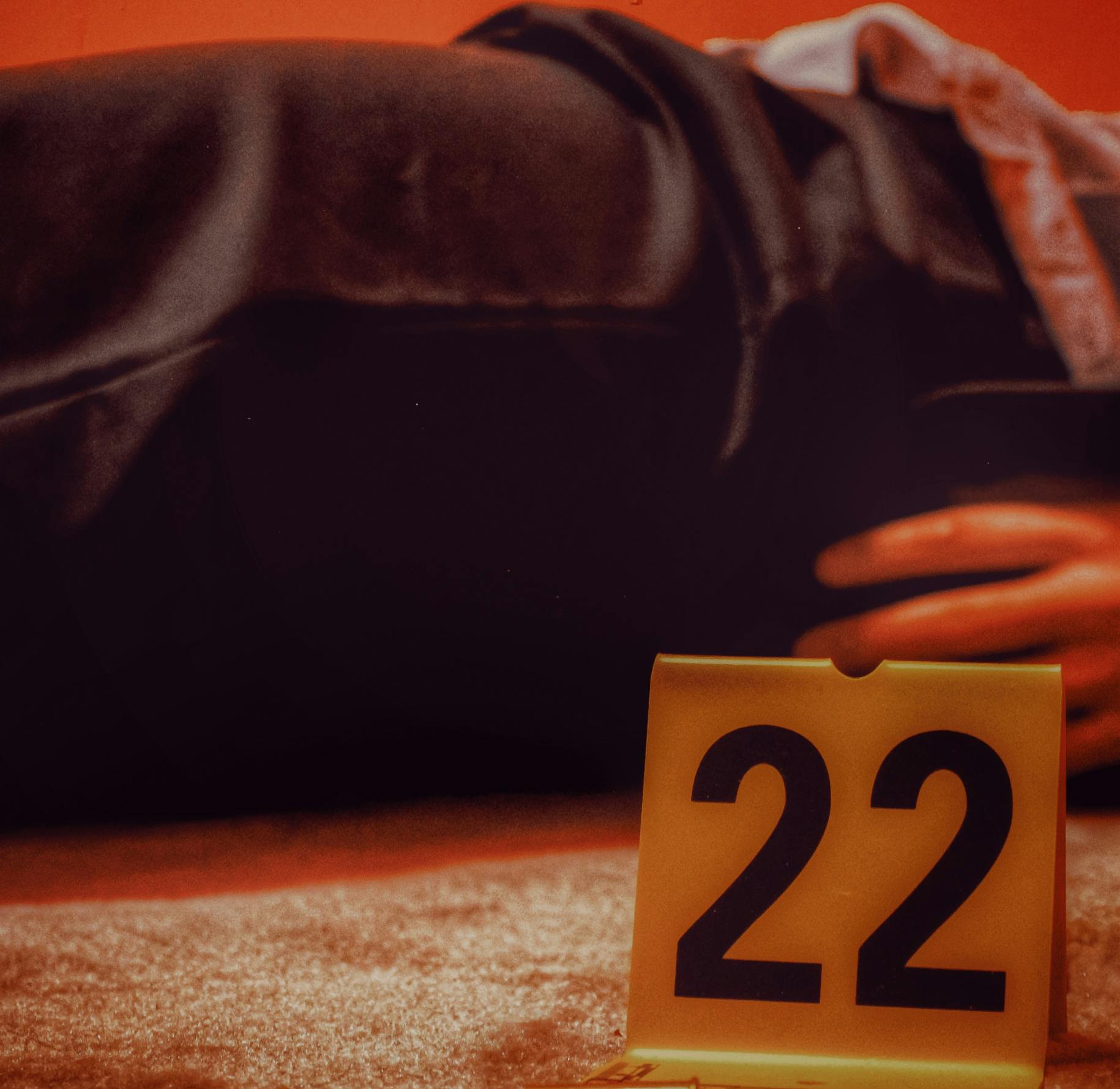 Scène de crime au QG : l'assassinat du directeur